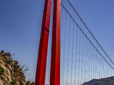 世界第一人行玻璃悬索桥